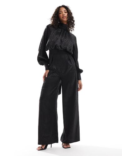 Tuta jumpsuit accollata in raso a maniche lunghe - TFNC - Modalova