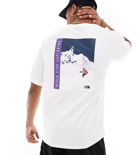 Snowboard - T-shirt bianca con stampa rétro sulla schiena - In esclusiva per ASOS - The North Face - Modalova