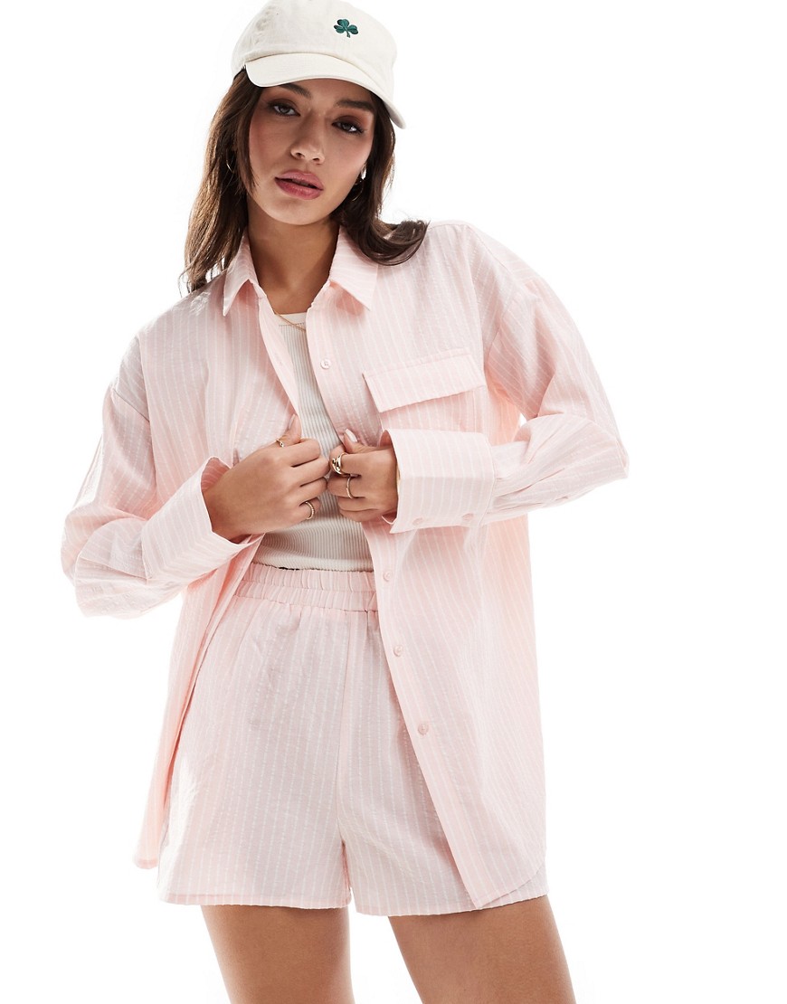 Raye - Camicia oversize rosa e bianca a righe - The Frolic - Modalova
