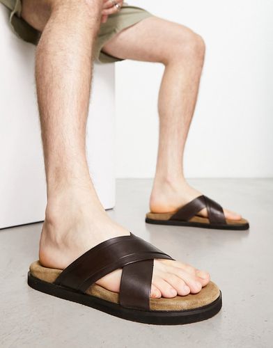 Sandali incrociati in pelle marrone - Thomas Crick - Modalova