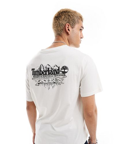 T-shirt oversize sporco con stampa grande di montagne sulla schiena - In esclusiva per ASOS - Timberland - Modalova