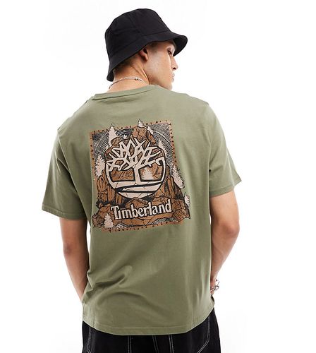 T-shirt oversize kaki con logo mimetico sul retro - In esclusiva per ASOS - Timberland - Modalova