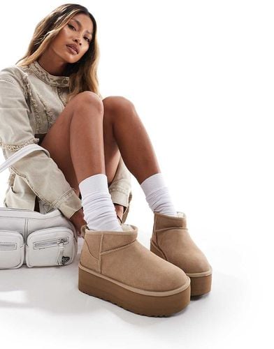 Classic - Stivaletti color sabbia con suola platform - UGG - Modalova