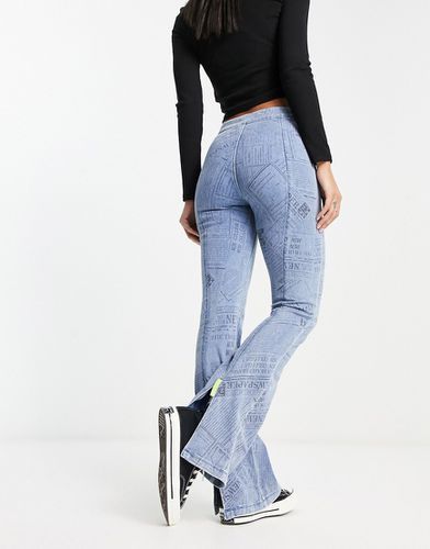 Jeans bootcut a zampa con dettagli grafici - Urban Revivo - Modalova