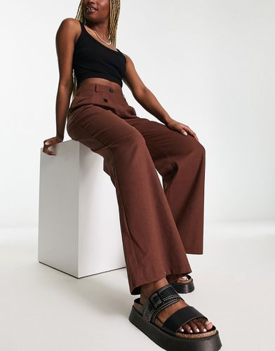 Pantaloni a fondo ampio in misto lino marrone cioccolato in coordinato - Urban Threads - Modalova