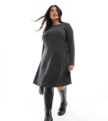 Vestito corto in maglia stile skater - Vero Moda Curve - Modalova