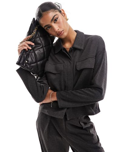 Camicia squadrata comoda multitasche in jersey grigio scuro in coordinato - Vero Moda - Modalova
