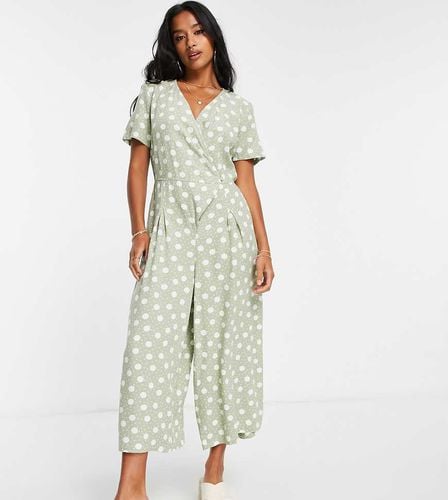 Tuta jumpsuit a portafoglio color salvia a pois - Vero Moda Petite - Modalova