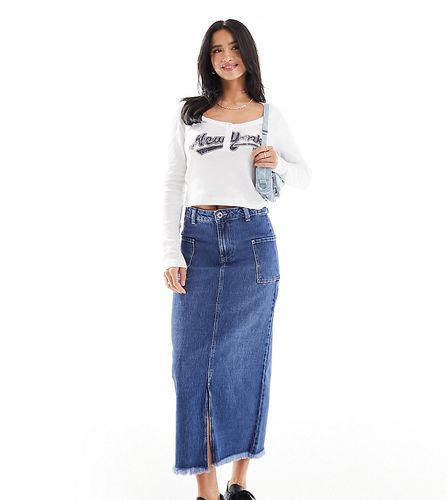 Gonna lunga di jeans scuro con spacco sul davanti e tasche laterali - Vero Moda Petite - Modalova