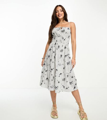 Vestito midi con spalline sottili arricciato in vita a righe e a fiori - Vero Moda Tall - Modalova