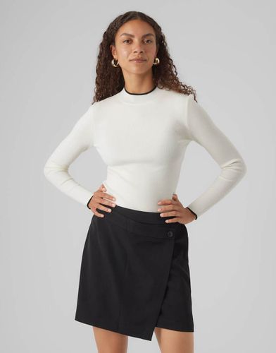 Top a maniche lunghe a coste con bordi a contrasto bianco e - Vero Moda - Modalova