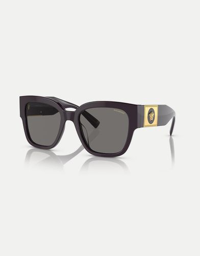 Ve4437u - Occhiali da sole rettangolari rossi con lenti grigie polarizzate - Versace - Modalova