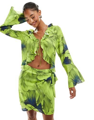 Blusa verde lime stampata con volant e allacciatura sul davanti in coordinato - YAS - Modalova