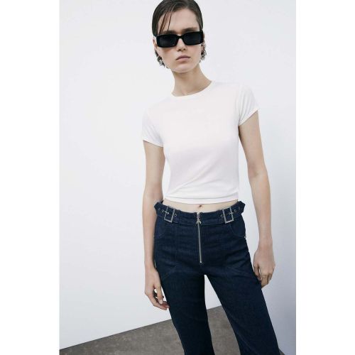 T-shirt girocollo realizzato in morbido jersey stretch, aderente e incredibilmente confortevole. Un capo essenziale del guardaroba, versatile e perfet - 8058701391820 - Modalova