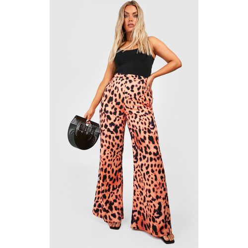 Pantaloni Plus Size a gamba ampia leopardati - boohoo - Modalova