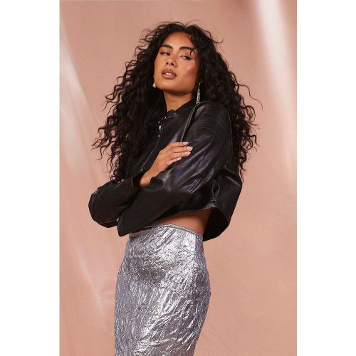 Giacca corta in pelle sintetica con dettagli da moto - boohoo - Modalova