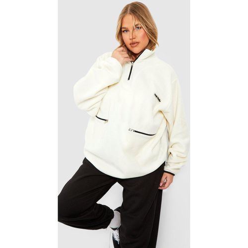 Felpa Plus Size oversize in fleece polare a contrasto con zip corta - boohoo - Modalova