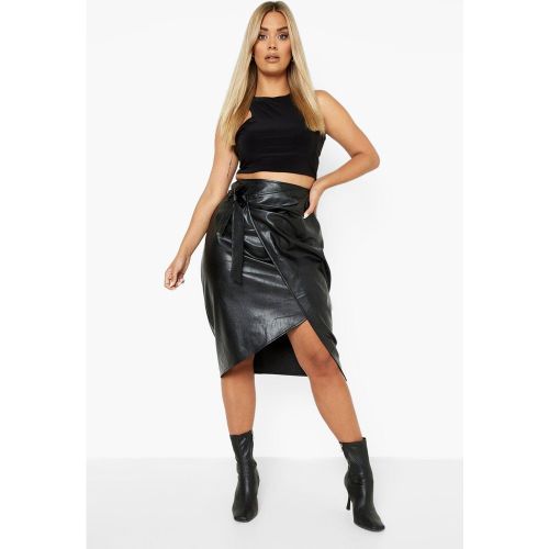 Falda Plus Midi Cruzada De Cuero Sintético Con Cinturón - boohoo - Modalova