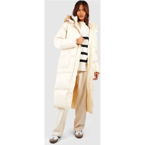 Cappotto lungo Tall imbottito con cappuccio in pelliccia sintetica - boohoo - Modalova