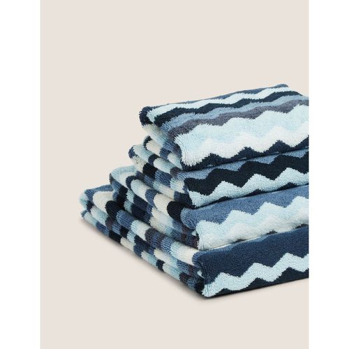 Pure Cotton Zig Zag Towel blue - Marks & Spencer - Modalova