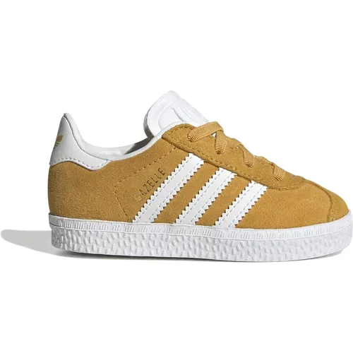 Baskets in suede giallo adidas Originals con punta rotonda, strisce laterali in pelle bianca, lacci elasticizzati e chiusura in velcro, etichetta con - MAG10896525 - Modalova