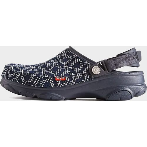 X Levi's All-Terrain Clogs - Crocs - Modalova