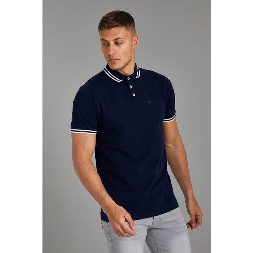 Polo Slim Fit in piqué con firma Man e righe a contrasto - boohoo - Modalova