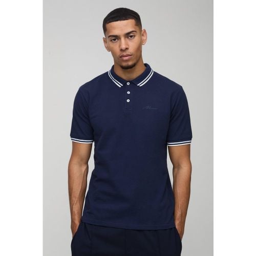 Polo Slim Fit in piqué con firma Man e righe a contrasto - boohoo - Modalova