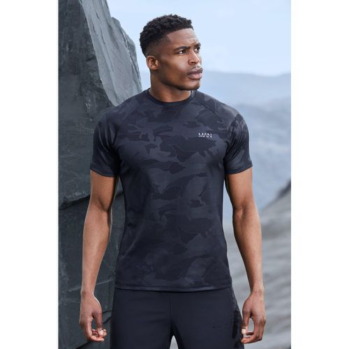 T-shirt Man Active per alta performance in fantasia militare con maniche raglan - boohoo - Modalova