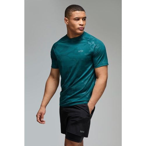 T-shirt Man Active per alta performance in fantasia militare con maniche raglan - boohoo - Modalova