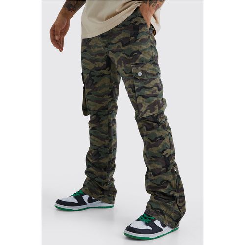 Pantaloni Cargo Slim Fit in nylon ripstop in fantasia militare con inserti, zip e pieghe sul fondo - boohoo - Modalova