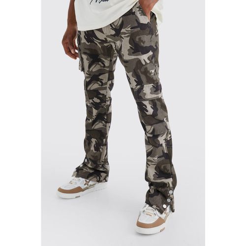 Pantaloni Cargo in fantasia militare Slim Fit con bottoni a pressione sul fondo - boohoo - Modalova