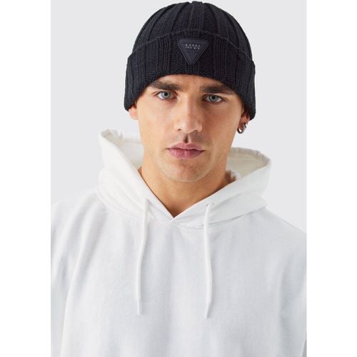 Berretto Beanie in maglia spessa con logo in gomma - boohoo - Modalova