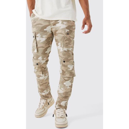 Pantaloni Cargo Slim Fit in fantasia militare con bottoni a pressione - boohoo - Modalova