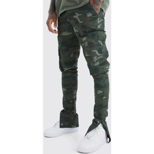 Pantalón Pitillo Cargo De Camuflaje Con Botones De Presión En El Bajo Y Pernera Plisada - boohoo - Modalova