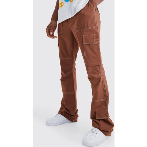 Pantaloni Cargo Slim Fit a zampa con vita elasticizzata e cuciture a contrasto - boohoo - Modalova