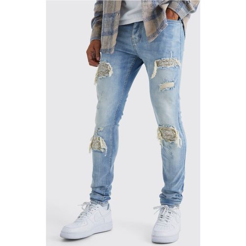 Jeans stile Biker Skinny Fit con spacco sul ginocchio e pieghe sul fondo - boohoo - Modalova