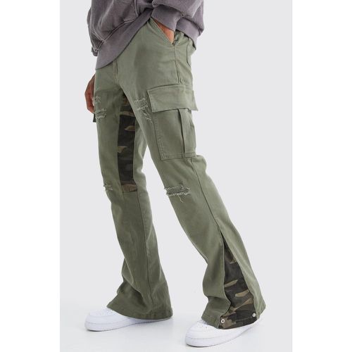 Pantaloni a zampa Slim Fit in fantasia militare con inserti e strappi & rattoppi - boohoo - Modalova