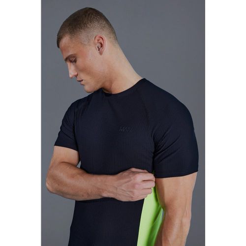 Camiseta Man Active Ajustada Al Músculo Con Colores En Bloque - boohoo - Modalova