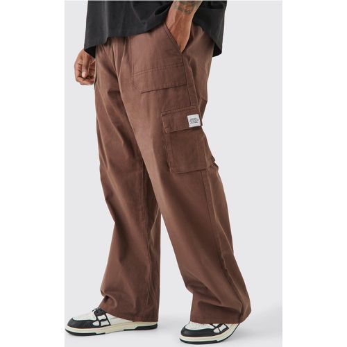Pantaloni tuta Cargo Plus Size rilassati con vita elasticizzata e fibbia - boohoo - Modalova