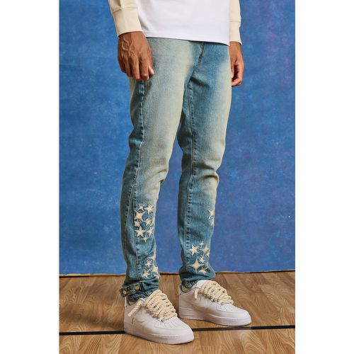 Jeans Tall Slim Fit in PU rigido con applique e inserti - boohoo - Modalova