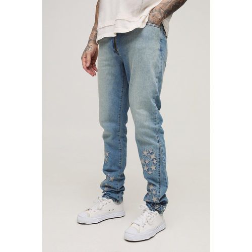 Jeans Tall Slim Fit in PU rigido con applique e inserti - boohoo - Modalova