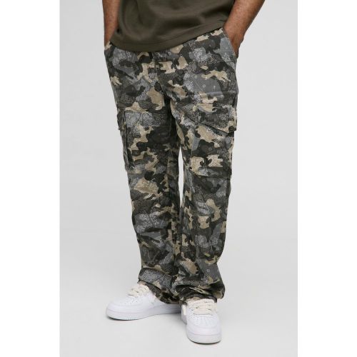 Pantaloni Cargo Plus Size a zampa Slim Fit in fantasia militare con inserti in fantasia a bandana - boohoo - Modalova