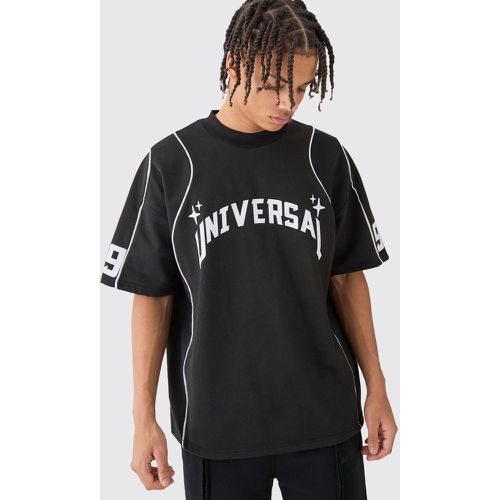 T-shirt oversize con grafica Universal e girocollo esteso - boohoo - Modalova