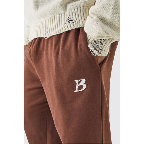 Pantaloni tuta Plus Size color cioccolato con slogan Core B - boohoo - Modalova