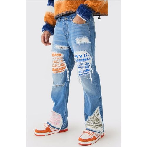 Jeans a zampa in denim rigido rilassati con applique e strappi & rattoppi - boohoo - Modalova
