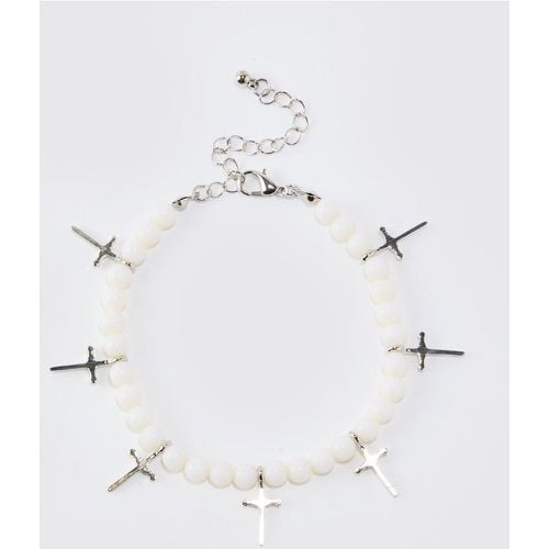 Bracciale con pendente a croce di perle bianche - boohoo - Modalova