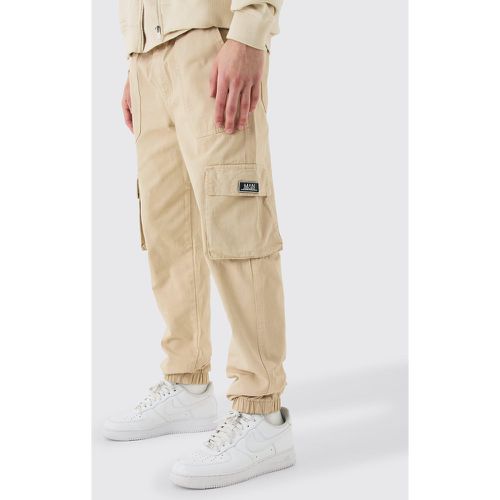 Pantaloni tuta Cargo Slim Fit con elastico in vita e stemmi - boohoo - Modalova