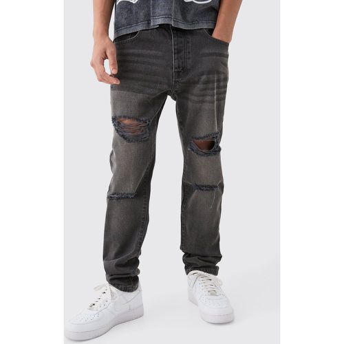 Jeans Slim Fit in denim rigido color antracite con strappi all over - boohoo - Modalova