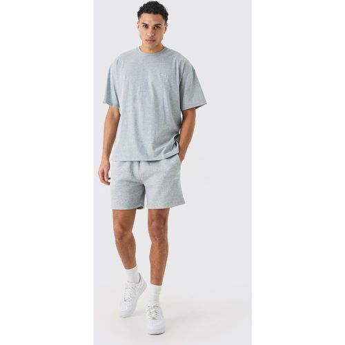 Set T-shirt con firma Man & pantaloncini comodi - boohoo - Modalova